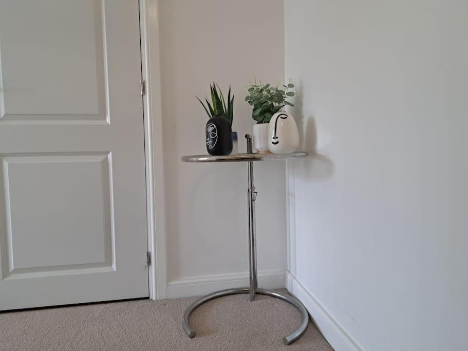 Stylish Station Apartment In Rochester With Free Parking Wainscot 외부 사진
