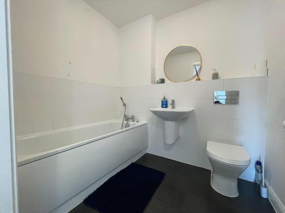 Stylish Station Apartment In Rochester With Free Parking Wainscot 외부 사진