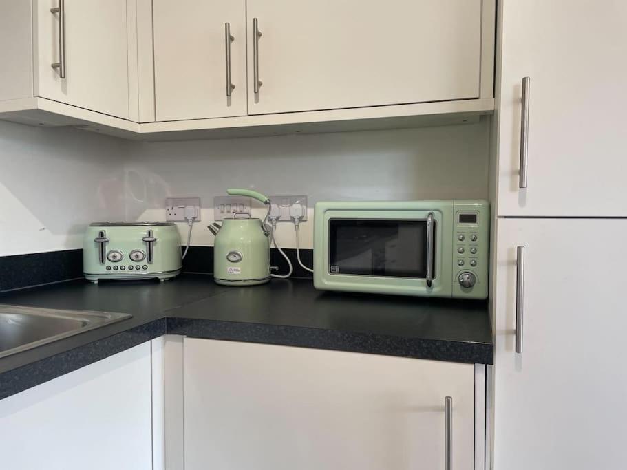 Stylish Station Apartment In Rochester With Free Parking Wainscot 외부 사진