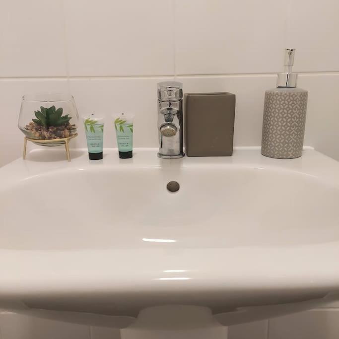 Stylish Station Apartment In Rochester With Free Parking Wainscot 외부 사진