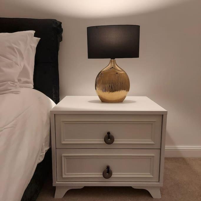 Stylish Station Apartment In Rochester With Free Parking Wainscot 외부 사진