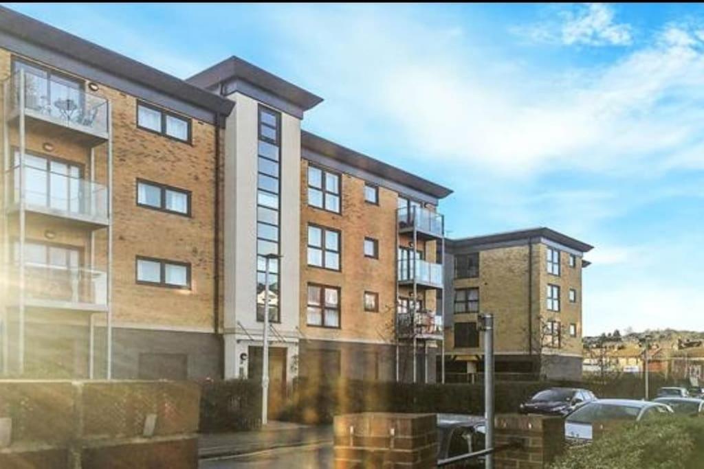 Stylish Station Apartment In Rochester With Free Parking Wainscot 외부 사진