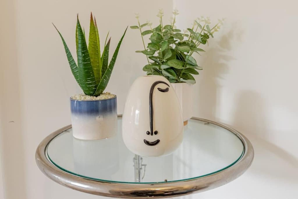 Stylish Station Apartment In Rochester With Free Parking Wainscot 외부 사진