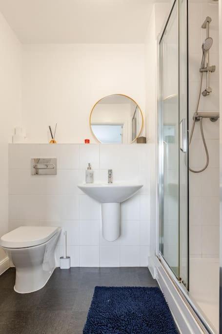 Stylish Station Apartment In Rochester With Free Parking Wainscot 외부 사진