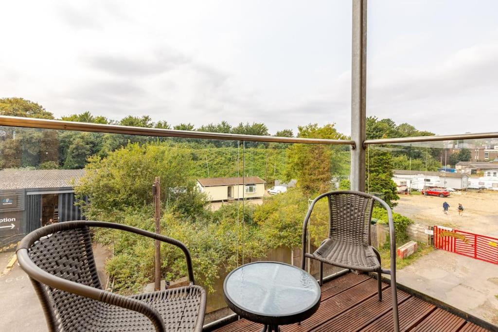 Stylish Station Apartment In Rochester With Free Parking Wainscot 외부 사진