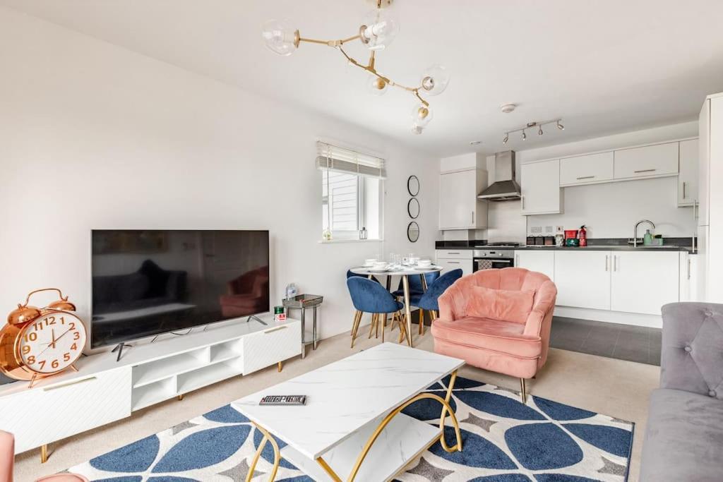 Stylish Station Apartment In Rochester With Free Parking Wainscot 외부 사진