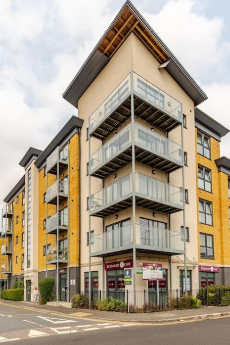 Stylish Station Apartment In Rochester With Free Parking Wainscot 외부 사진
