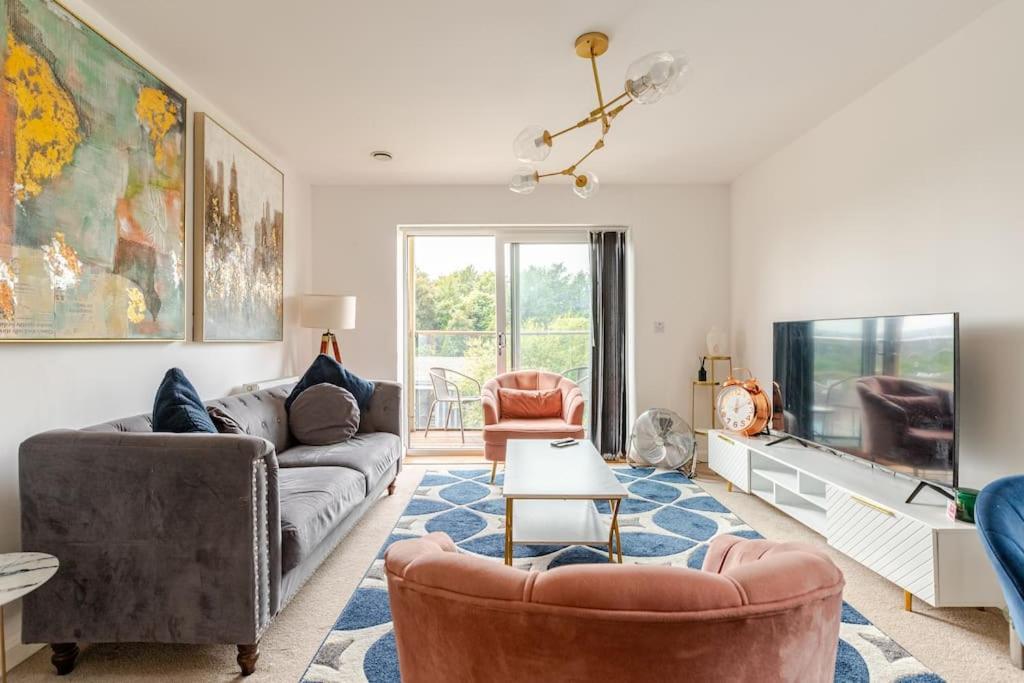 Stylish Station Apartment In Rochester With Free Parking Wainscot 외부 사진
