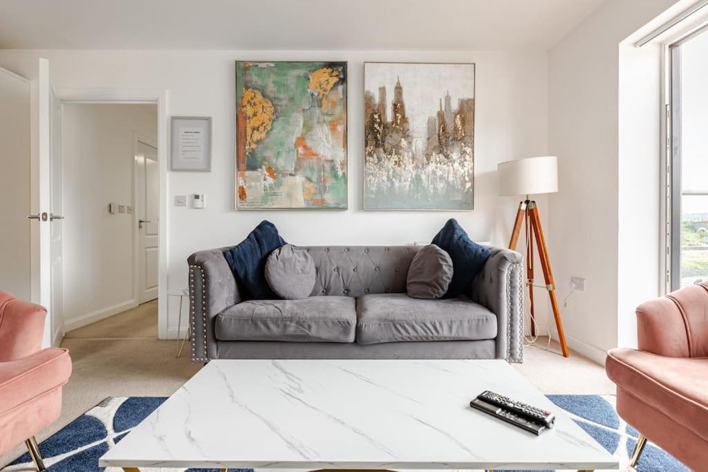 Stylish Station Apartment In Rochester With Free Parking Wainscot 외부 사진