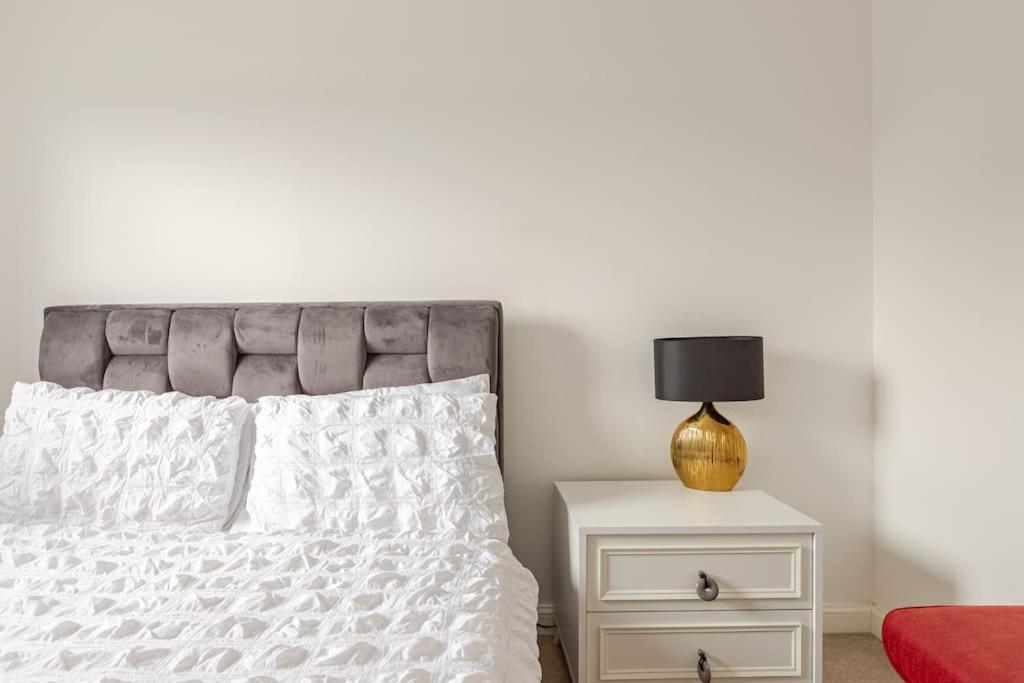 Stylish Station Apartment In Rochester With Free Parking Wainscot 외부 사진